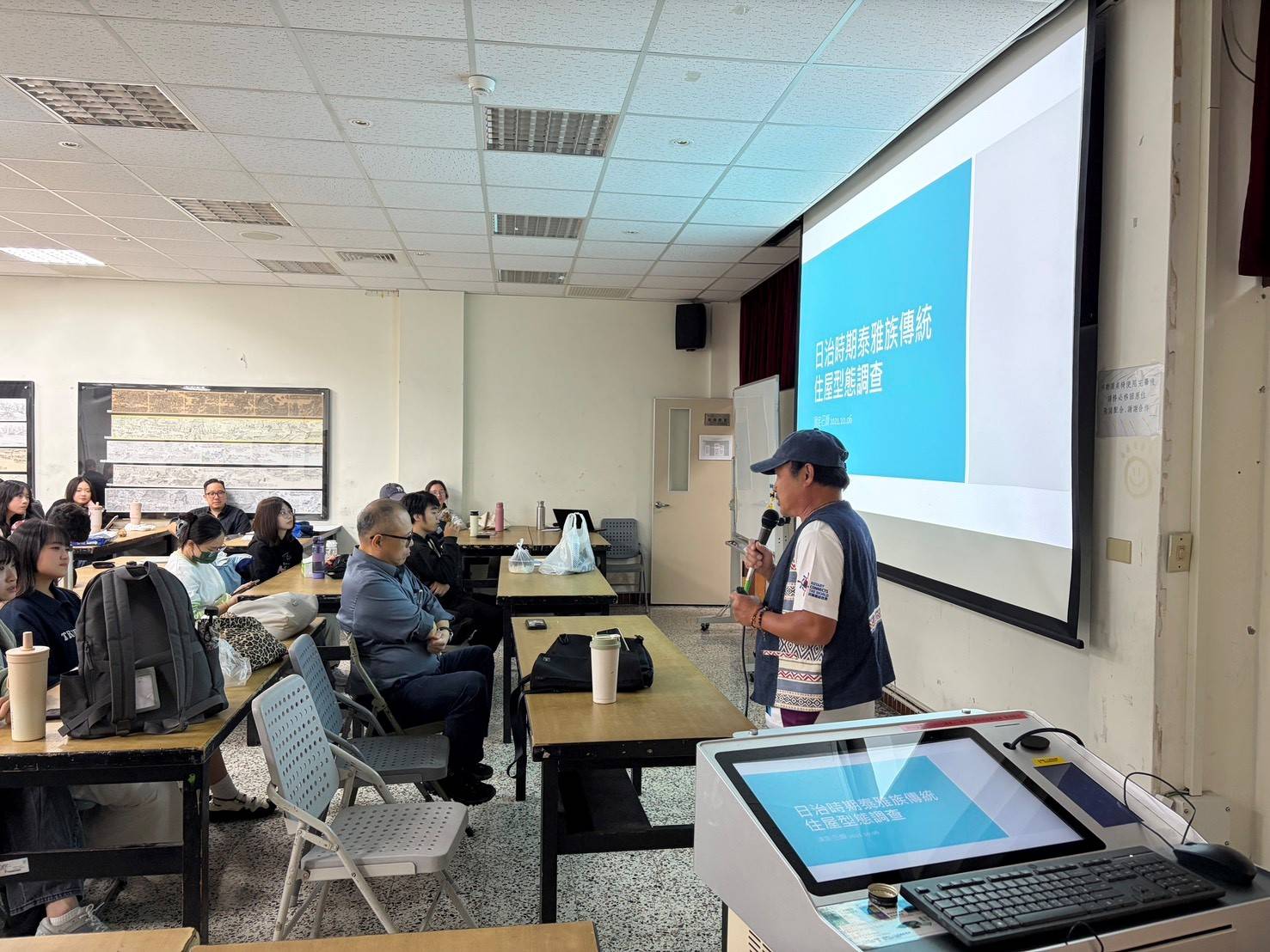 頂定‧巴顏耆老講述「泰雅族建築概說」。