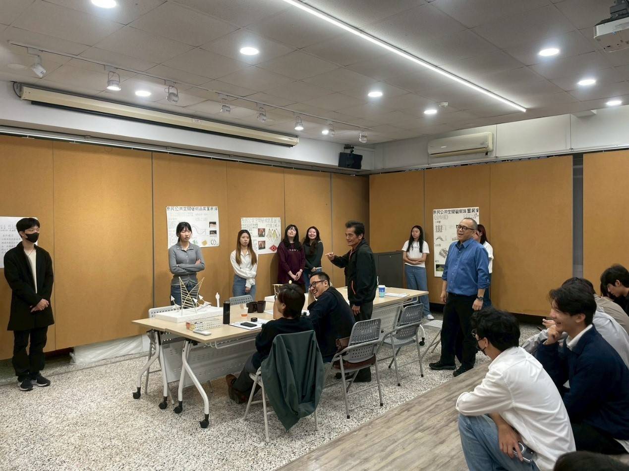 學生發表模型創作理念。