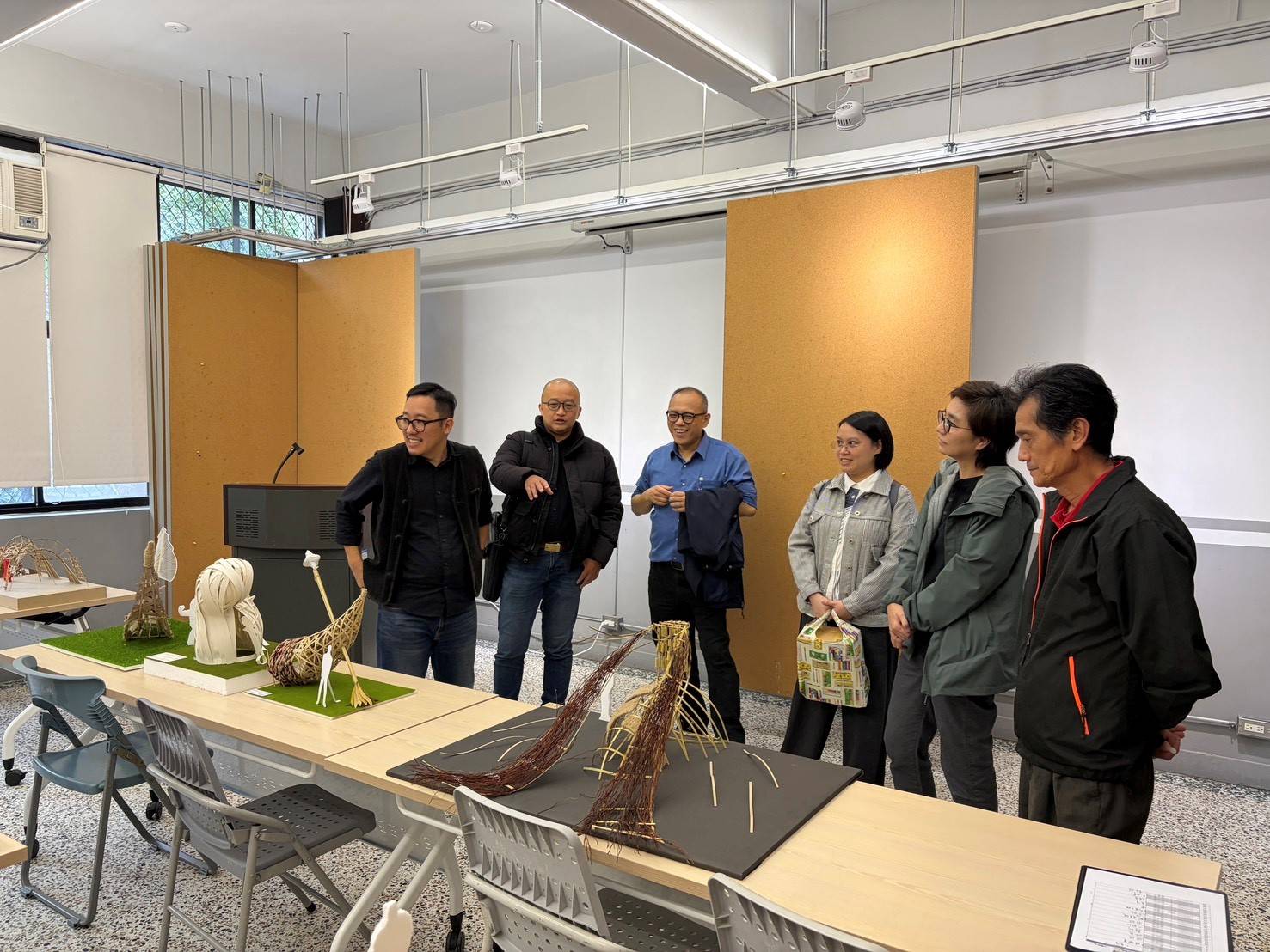 原資中心、工藝師及景觀系師長共同評選作品。