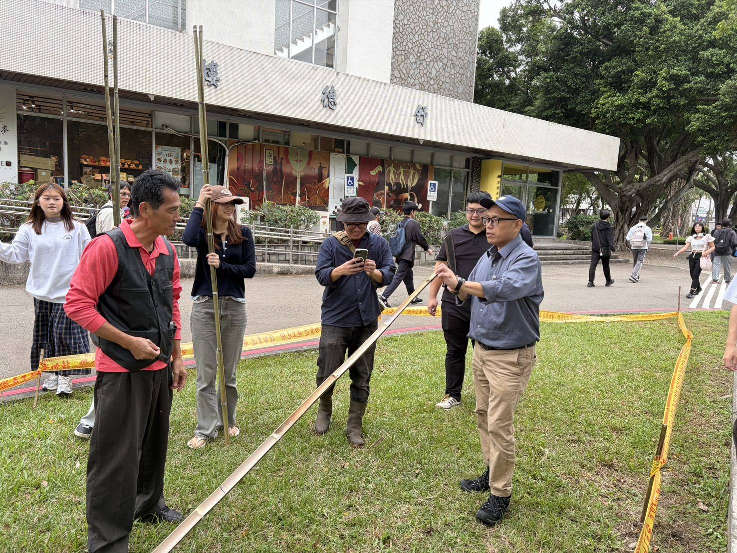 工藝師與景觀系師長共同指導施作。
