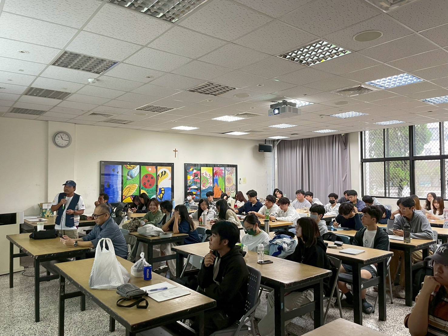 景觀系師生認真聽講。