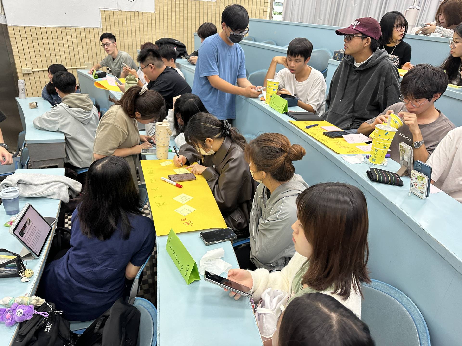 學生討論遊程內容