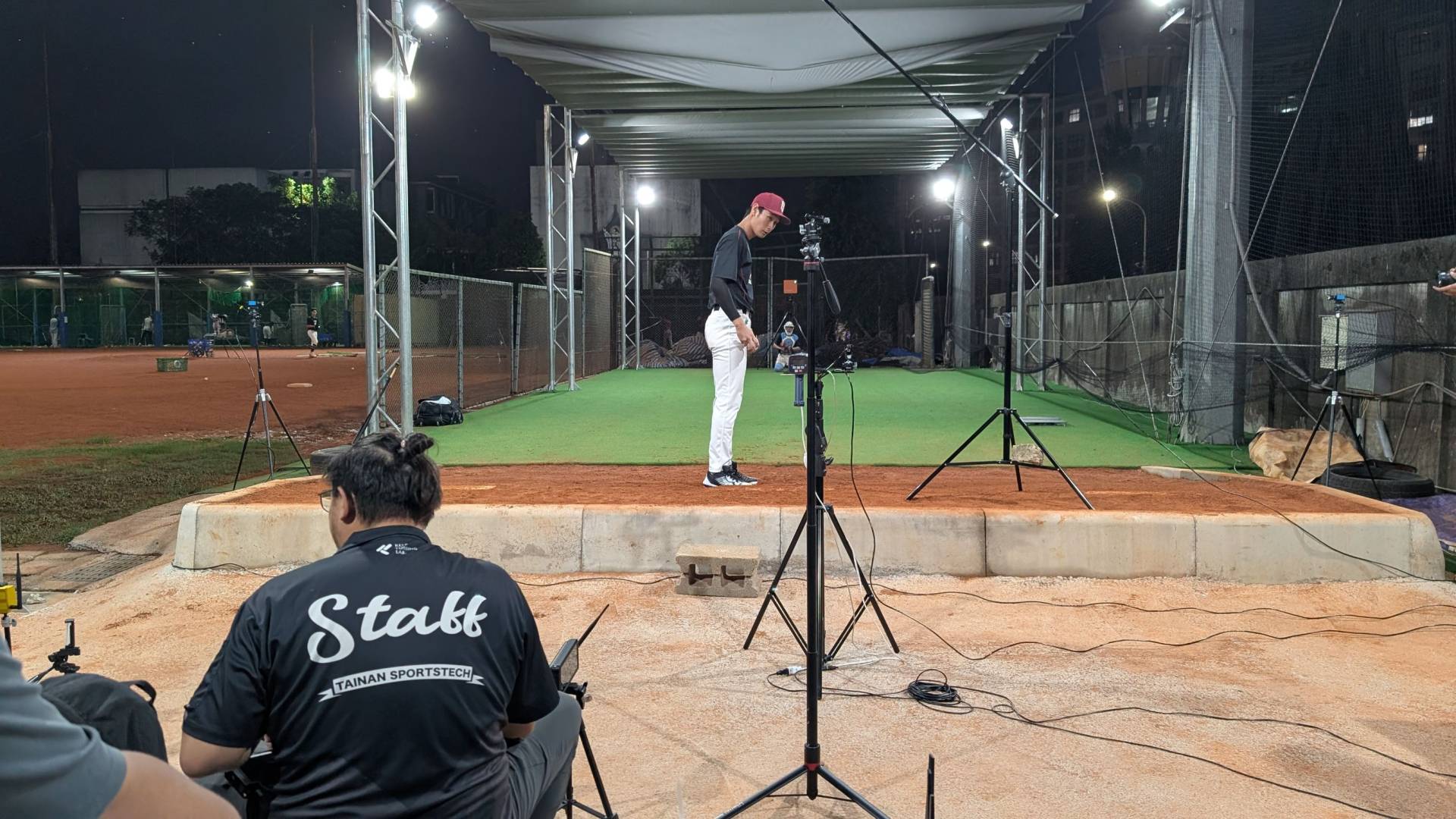 使用b4APP 即時影像能讓學生比對打擊動 作與數據